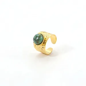 Verstellbarer 18K vergoldeter Edelstahlring mit grünem Naturstein und Hammerschlag-Optik