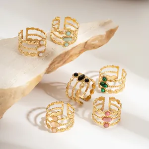 Set aus sechs goldenen Boho-Ringen mit bunten Natursteinen und strukturierter Oberfläche
