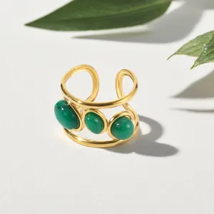 Franse stijl gouden open ring met drie groene cabochons in een modern ontwerp