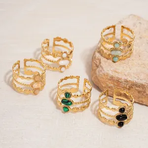 Verstellbare goldene Ringe mit drei kleinen Natursteinen in verschiedenen Farben