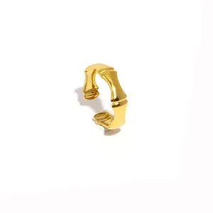 Dettaglio ravvicinato di un anello aperto in stile bambù dorato lucido