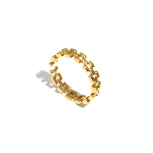 Dettaglio macro di anello a catena geometrica cava placcato oro 18K con fascia aperta