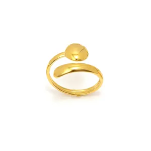 Dettaglio dell'anello geometrico placcato oro 18K con disco piatto e fascia larga liscia