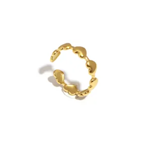 Dettaglio dell'anello in oro 18K con cuori collegati e design aperto regolabile