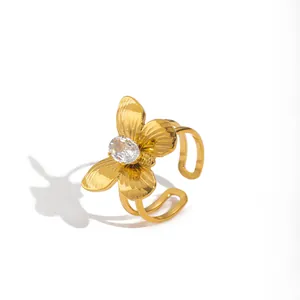 Bague papillon plaqué or 18K avec cristal brillant sur un fond blanc épuré