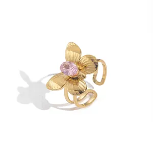 Détail d'une bague papillon en or 18 carats avec pierre rose et anneau réglable ouvert