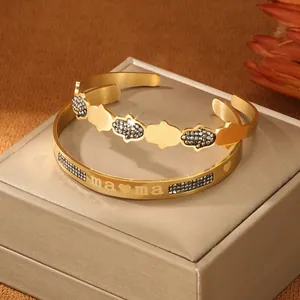 Set bracciali aperti mano di Fatima e cuore MAMA dorati su confezione regalo di lusso