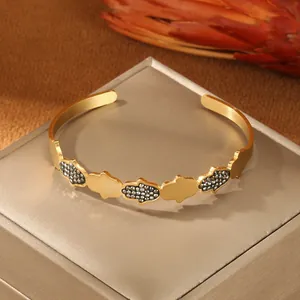 Bracciale rigido aperto a mano di Fatima dorato con strass pavé da donna