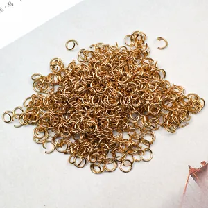 Makro-Draufsicht auf vergoldete Metall-Biegeringe für DIY-Schmuck-Bastelprojekte