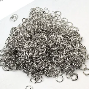 Nahaufnahme glänzender silberner Biegeringe aus Metall für DIY-Schmuck und Verbindungen