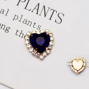 Dettaglio di pietra da cucire a forma di cuore blu scuro con base in metallo oro