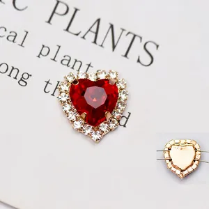 Macro di cristallo rosso a cuore con bordo dorato e dettaglio del retro in metallo