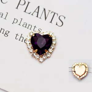 Dettaglio di cristallo viola a forma di cuore con strass e base da cucire
