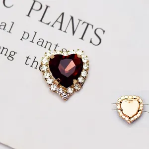 Macro di cristallo rosso a forma di cuore con strass su base in metallo dorato