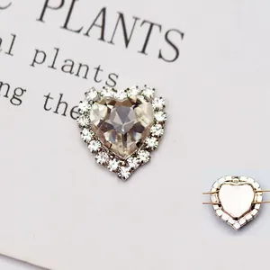 Dettaglio macro dello strass in cristallo a forma di cuore con castone in argento DIY