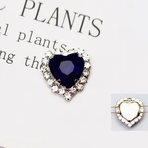 Vista macro dell'accessorio cuore in cristallo blu con supporto in metallo