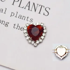 Dettaglio macro di cristallo a cuore rosso con bordo in argento per cucito fai-da-te
