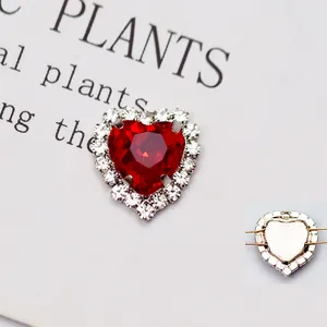 Macro di strass di cristallo rosso a cuore con base in metallo e asole per cucito a mano