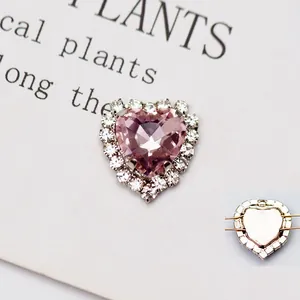 Dettaglio di strass in cristallo rosa a forma di cuore con retro in metallo argento