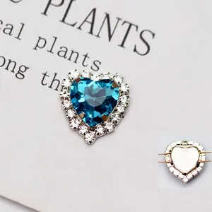 Dettaglio macro del cristallo di vetro blu a forma di cuore con castone in argento per fai da te