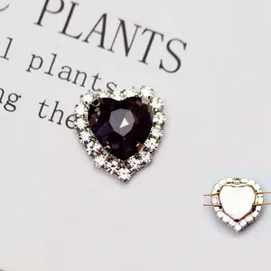 Macro di bottone a cuore in cristallo viola con bordo in strass argento da cucire