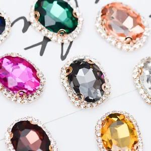 Vue macro de strass ovales en verre avec base en cuivre pour couture DIY et mariage