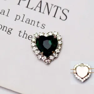 Macro di cristallo a cuore verde da cucire con base in argento per creazioni fai-da-te
