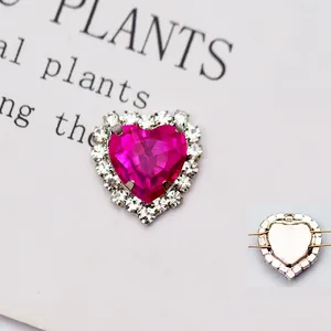 Dettaglio di strass a cuore rosso rosa con montatura a griffe argentata per cucito e fai-da-te