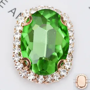Détail macro d'une pierre ovale verte avec bordure de strass blancs sur monture rosée