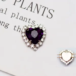 Macro di strass di cristallo a cuore viola con base in metallo argento e fori per cucire