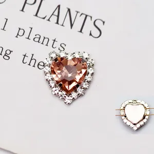 Dettaglio di cristallo a cuore champagne con bordo di strass e retro in metallo piatto