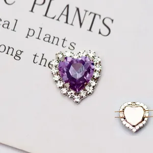 Dettaglio di strass in cristallo viola a forma di cuore con castone e filo metallico sul retro