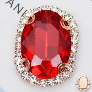 Détail macro du strass rouge ovale avec base à griffes or rose pour couture DIY