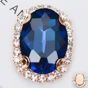Vue macro du cristal bleu ovale avec serti à griffes et strass pour couture DIY