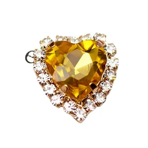 Ciondolo a cuore in cristallo giallo con strass bianchi e montatura in metallo dorato