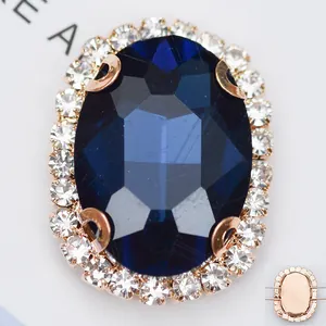 Vue détaillée d'une gemme ovale bleue facettée avec monture à griffes pour couture