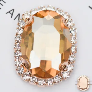 Détail macro du cristal ovale champagne avec accents blancs et base en cuivre rose