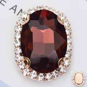 Détail de strass ovale bordeaux avec base en or rose pour couture et bricolage