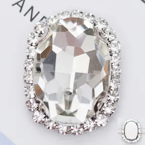 Vue macro du strass en verre ovale avec base en cuivre argenté et design à dos plat