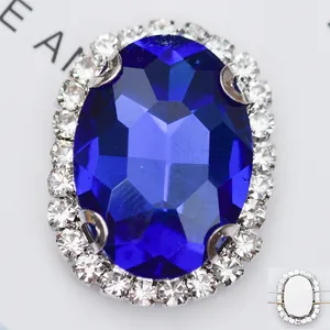 Gros plan détaillé sur pierre ovale en verre bleu foncé sertie de petits strass blancs