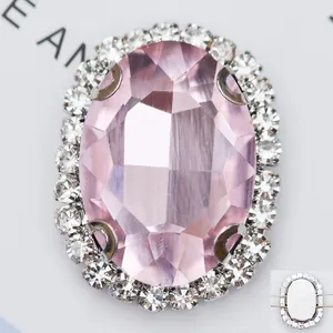 Vue macro de pierre ovale rose en verre avec base en cuivre et petits zircons
