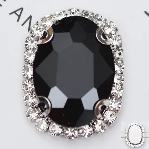 Détail d'une pierre ovale en verre noir avec strass blancs et base de couture en argent