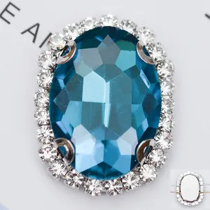 Détail macro du strass ovale en cristal bleu avec support en cuivre pour couture DIY