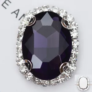 Vue macro d'un strass en verre cristal ovale violet avec base en cuivre argenté et halo