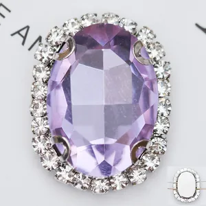 Détail macro d'un strass ovale en verre violet avec support à griffes argenté à coudre