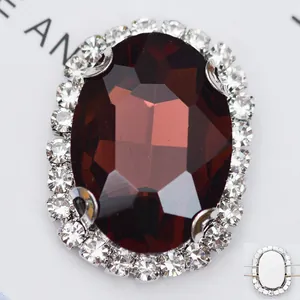 Macro de pierre ovale rouge foncé avec sertissage griffes et base en cuivre à coudre