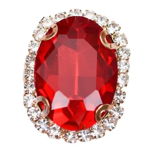 Pierre ovale en verre rouge avec halo de cristal et base en cuivre or rose à coudre