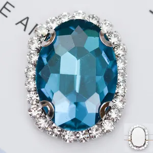 Ovaler blauer Glasstein mit Strass-Halo und Kupferkralle zum Aufnähen für Mode