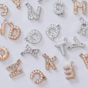 Nahaufnahme von Perlen- und Strass-Buchstabenanhängern für DIY-Schmuck und Bastelarbeiten