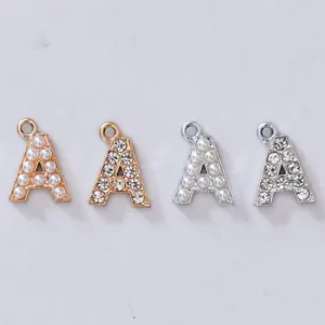 Detailansicht goldener und silberner Buchstabe A Anhänger mit Perlen und Strasssteinen